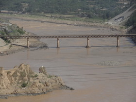 中国旅行記＠黄河の街、三門峡。三門峡ダム(黄河第一ダム)から見えた黄河にかかる橋