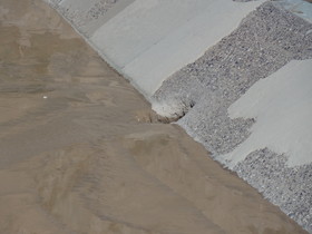 中国旅行記＠三門峡ダム(黄河第一ダム)へと黄河が流れ落ちる穴
