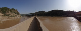 中国旅行記＠三門峡ダム(黄河第一ダム)から黄河へ伸びる道と黄河をSONYのデジカメ、HX9Vでパノラマ撮影