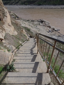 中国旅行記＠三門峡ダム(黄河第一ダム)から伸びている道を更に階段で黄河近くへと降りる