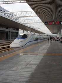 中国旅行記＠黄河の街、三門峡の高速鉄道の駅、三門峡南駅へ到着した日本に新幹線の車両がベースの動車組