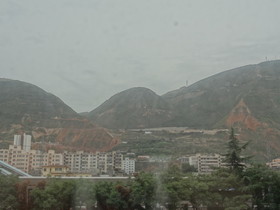 中国旅行記＠西安〜蘭州〜西寧へ列車の旅。蘭州駅から見た街と山の風景