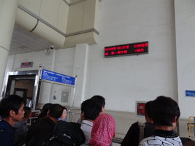 中国旅行記＠西安〜蘭州〜西寧へ列車の旅。蘭州駅の待合室