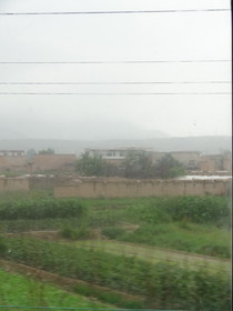 中国旅行記＠西安〜蘭州〜西寧へ列車の旅。蘭州〜西寧西間の列車からの車窓風景。畑と農村が広がる
