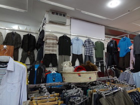 西寧観光旅行記＠西寧の東関大街にあるデパートの中。衣料品売り場