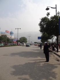 中国旅行記＠西寧観光編、西寧汽車站(バスターミナル)の前の風景