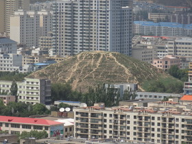 中国旅行記＠西寧観光編、植物園の上から南凉虎台遗址を撮影