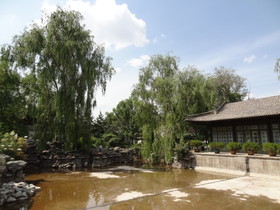 西寧観光＠西寧観光編、西寧植物園の盆景園内にある涸れかけた池