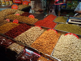 中国旅行記＠西寧観光編、西寧の莫家街で見た豆類を販売している露店