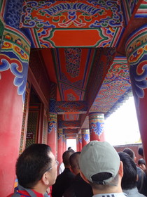 青海省観光旅行記＠賛普林卡蔵文化展覧館（ザンプリカチベット文化展覧館）の内部と柱