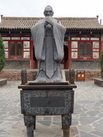 青海省観光旅行記＠丹噶尔古城（タンガール古城）にある孔子の石像
