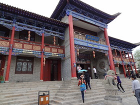 中国旅行記＠青海省観光編、丹噶尔古城（タンガール古城）、民族衣装のショーを行っている建物