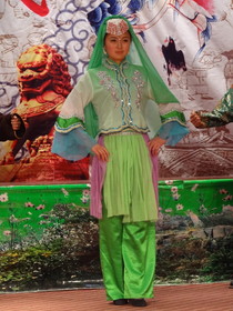 中国旅行記＠青海省観光編、丹噶尔古城（タンガール古城）の民族衣装服飾展に出ていた若い女性
