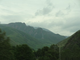 青海省観光旅行記＠タンガールから日月山へと向かう途中の車窓風景。山や畑が広がる