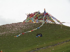 青海省観光旅行記＠青蔵高原、日亭傍の丘でチベット仏教の旗がはためいていた