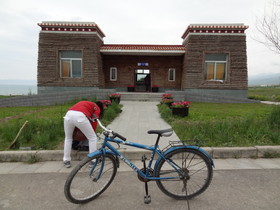 青海省観光＠青海湖の二郎剣景観区にあるトイレと自転車