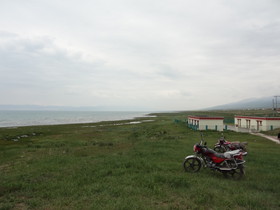 青海省観光＠青海湖の二郎剣景観区から眺めた青海湖と草原。バイクで観光に来ている人も