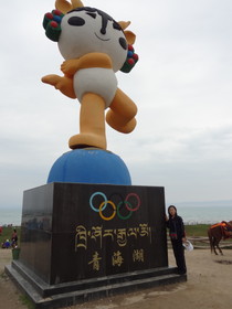 中国旅行記＠青海省編、青海湖の湖畔に建つ北京五輪のマスコット、蔵羚羊(チベットカモシカ)の迎迎