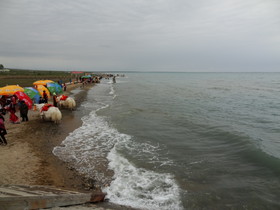 青海省観光旅行記＠青海湖のビーチと打ち寄せる波