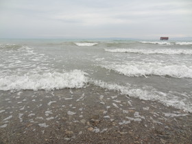 青海省観光旅行記＠青海湖の砂浜と打ち寄せる波
