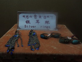 中国旅行記＠青海省編、青海湖蔵族民俗博物館に展示されている銀のイヤリング