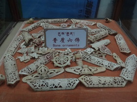 青海省観光＠青海湖蔵族民俗博物館の仏教用品の展示
