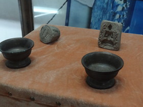 青海省観光＠青海湖蔵族民俗博物館の宗教用品の展示