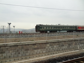 西寧〜成都＠寝台列車の旅、車窓からチベット行きの列車を眺める