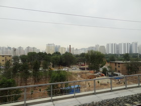 西寧〜成都＠寝台列車の旅、西寧郊外の風景とマンション