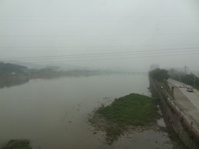 西寧〜成都＠寝台列車の旅、K1060次が濃霧の中を川を超えて走る