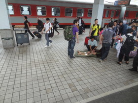 西寧〜成都＠長距離列車の旅、成都駅のホームで急病人が運ばれていた