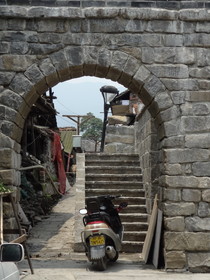 都江堰観光＠古い石造りの門や石畳の道が至る所にある