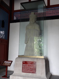 中国旅行記、都江堰観光編＠伏龍観の中にある都江堰の設計者、李冰の石像