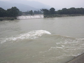 中国旅行記、都江堰観光編＠岷江の圧倒的な流れが弛まず続く