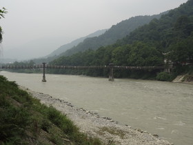 中国旅行記、都江堰観光編＠有名な吊り橋、安瀾索橋が見えて来た