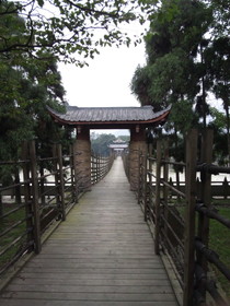 中国旅行記、都江堰観光編＠古代五大橋梁の一つ、安瀾索橋の正面