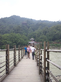 中国旅行記、都江堰観光編＠古代五大橋梁の一つ、安瀾索橋を渡る