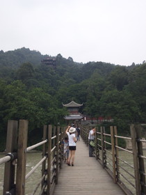 中国旅行記、都江堰観光編＠安瀾索橋を渡る。観光客は写真撮影に夢中