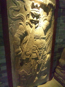 中国旅行記、都江堰観光編＠楼閣の下にある建物内の壁に彫られた像