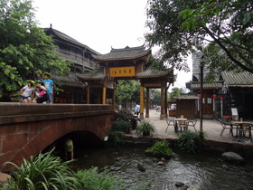 成都、黄龍渓(黄龙溪)観光旅行編＠メインストリートを流れる川
