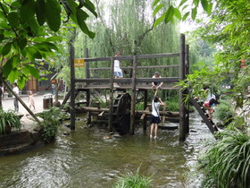 成都、黄龍渓(黄龙溪)観光旅行編＠川にある水車