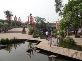 中国旅行記＠黄龍渓(黄龙溪)観光、水上公園と池にかかる木の板を渡した橋