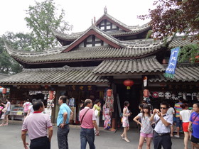 中国旅行記＠成都観光編、錦里の古めかしい屋根瓦が印象的な商店