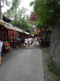 中国旅行記＠成都観光編、木陰で涼しい錦里の露店が並ぶ一角