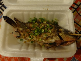 成都観光＠夢之旅国際青年旅舎前の屋台で注文したフナらしき焼魚