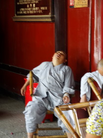 成都観光旅行編＠昭覚寺のお坊さんが寝てる