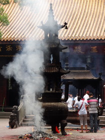 中国旅行記＠成都観光編、昭覚寺のお香台。煙い