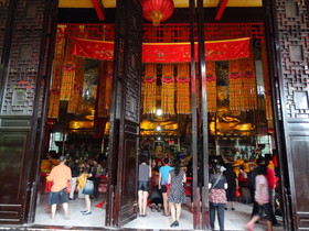 中国旅行記＠成都観光編、昭覚寺の仏殿内で参拝する人々