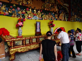 中国旅行記＠成都観光編、昭覚寺でお祈りする人々