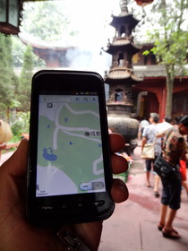成都観光旅行編＠昭覚寺でSH-03C、スマートフォンで地図を表示